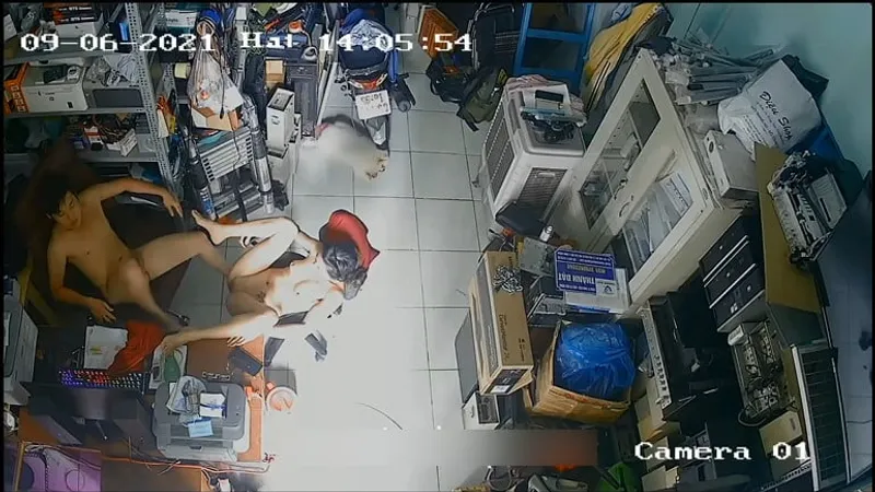 Bà xã ông xã đụ nhau trong của hàng máy tính
