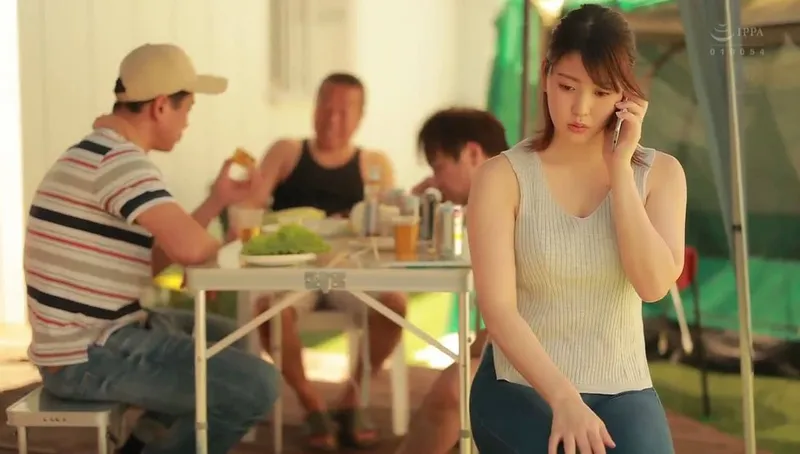 Chồng khờ để bà xã tham gia sự kiện cắm trại với mấy gã cạnh nhà và cái kết