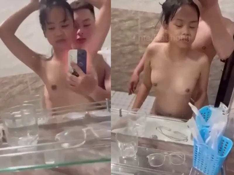 Dáng mảnh em cùng người yêu xoạc trước gương quay kỉ niệm